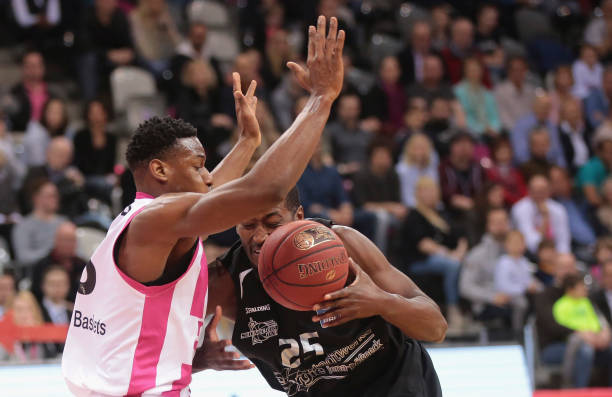 他需要帮助 他需要帮助